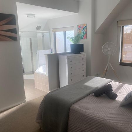 Villa Serenity On The Terrace Mandurah Bagian luar foto