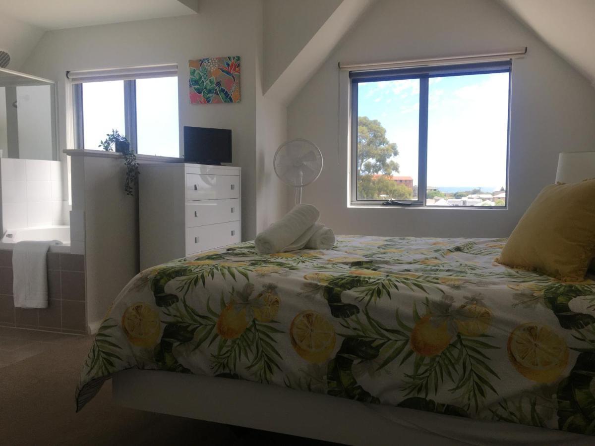 Villa Serenity On The Terrace Mandurah Bagian luar foto